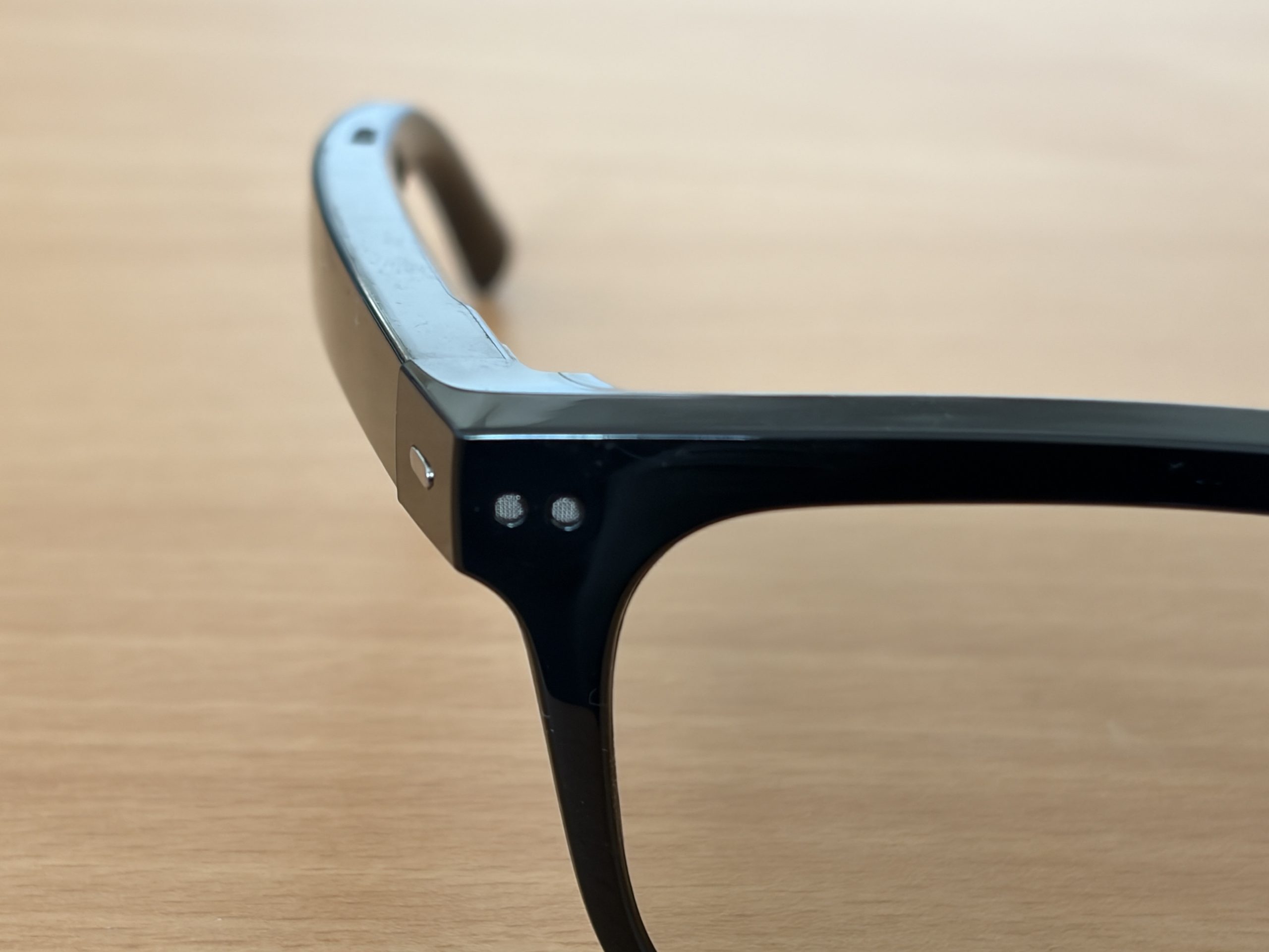 Hörbrille Nuance mit eingebauten Mikrofon.