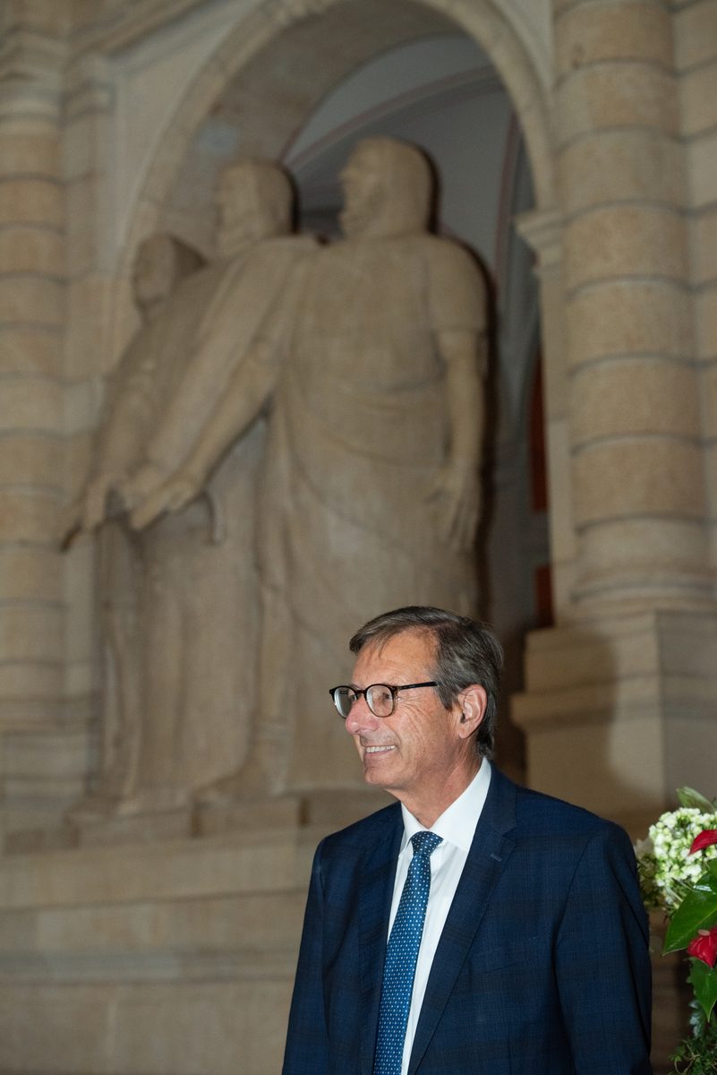 Josef Dittli steht in der Kuppelhalle des Bundeshauses.