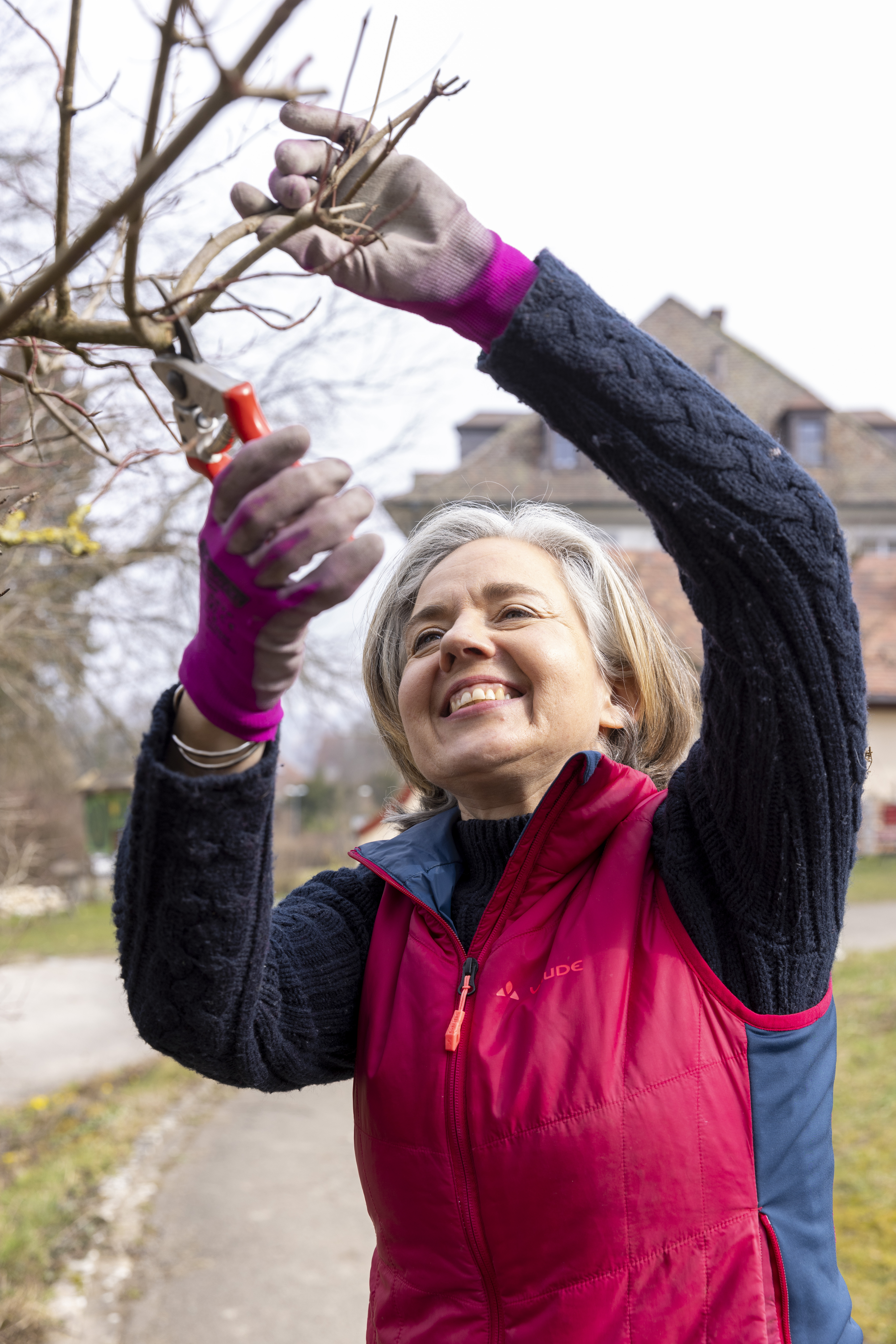 Christine schneidet im Winter einen Obstbaum zurück.