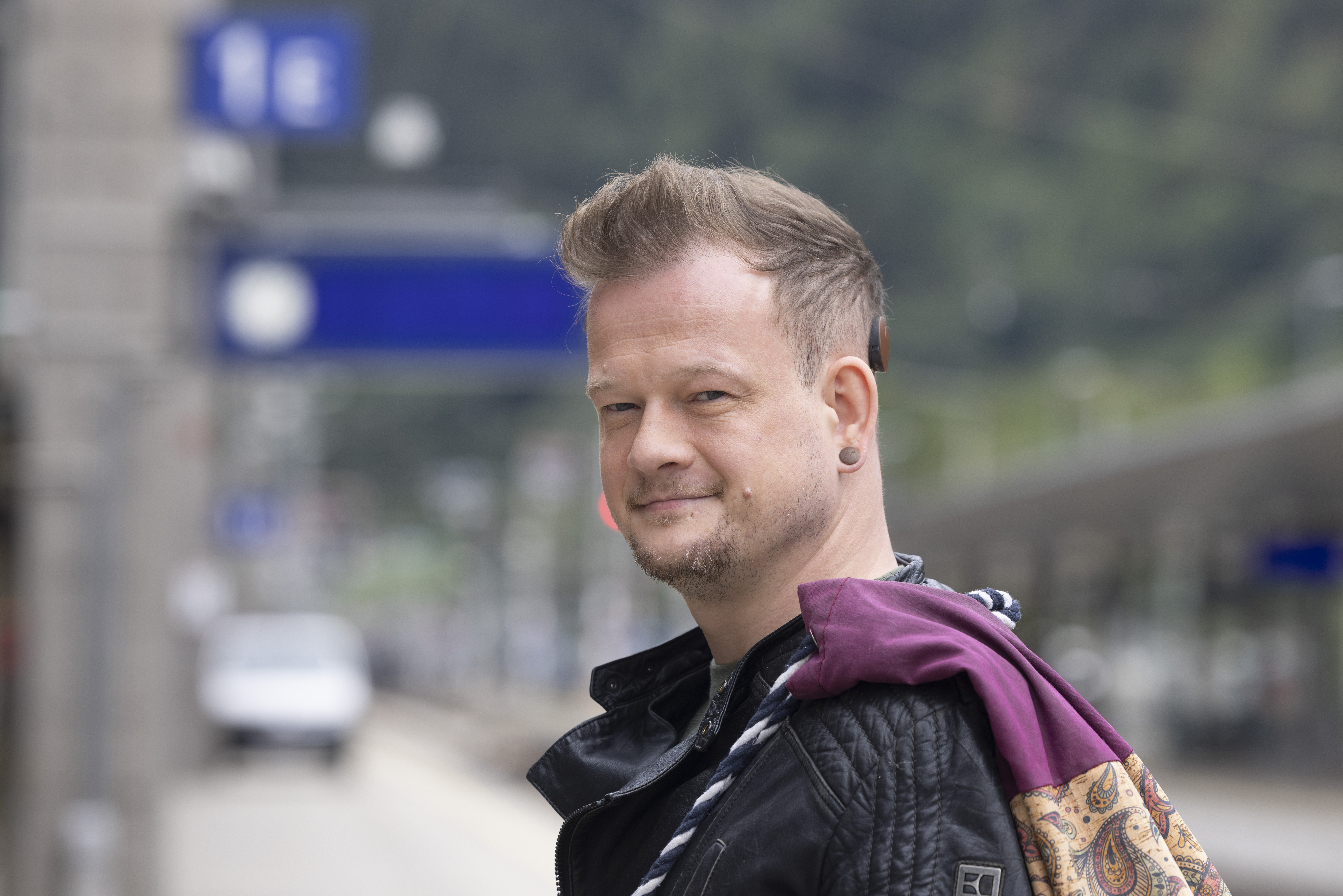 Christoph unterwegs: Der 36-Jährige mit kurzem Haarschnitt hat ein gut sichtbares Implantat.