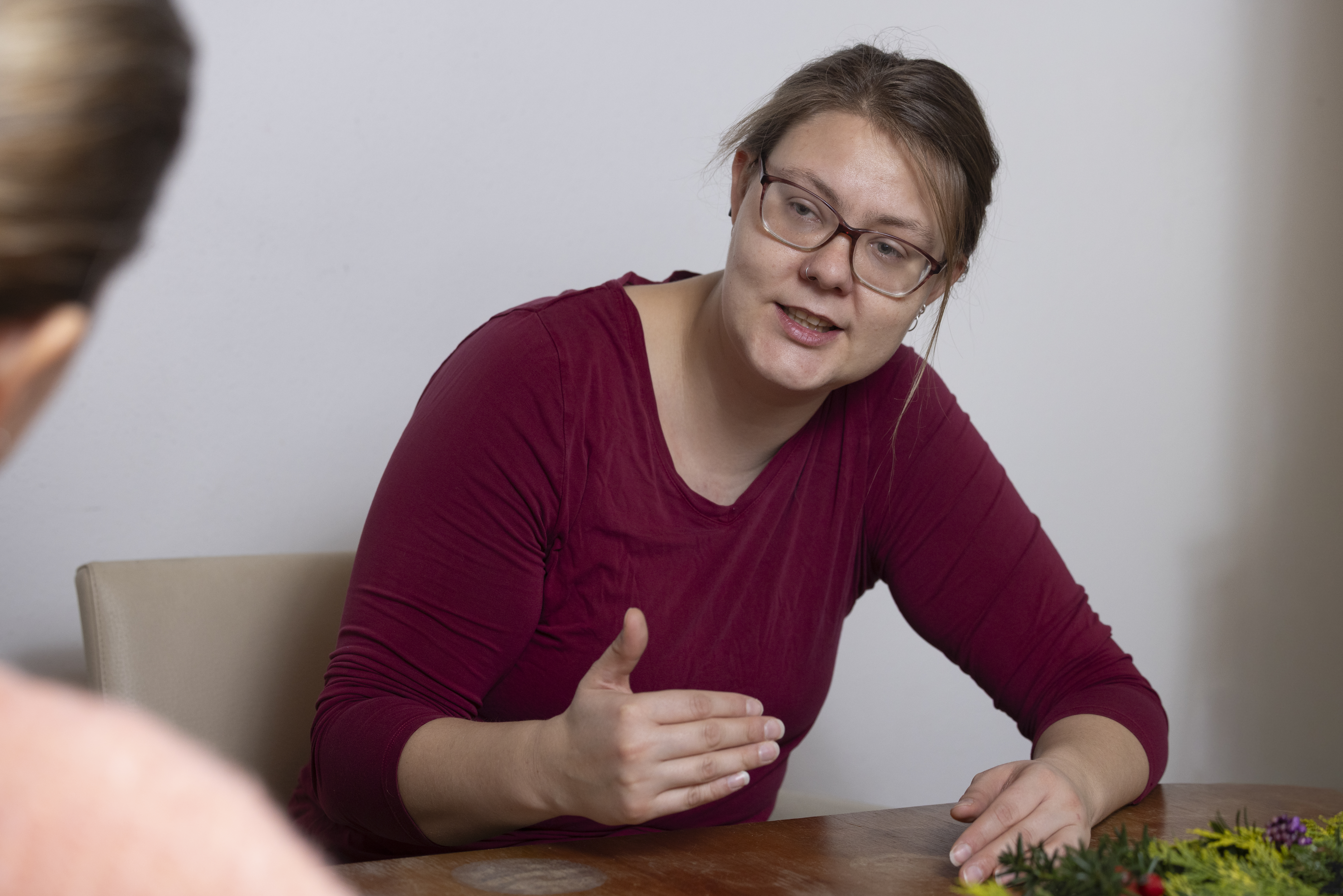 Laura diskutiert für Anliegen von Menschen mit Hörbehinderung